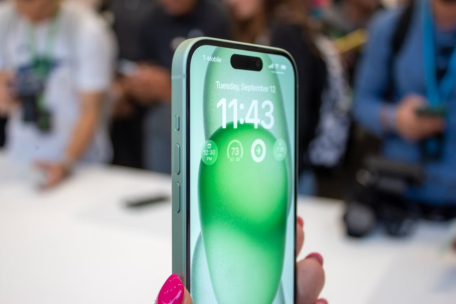 Cận cảnh khung viền cạnh bên iPhone 15 màu xanh lá
